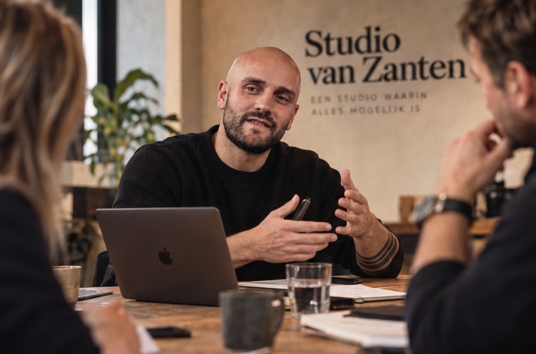 Reno in gesprek met klanten aan tafel