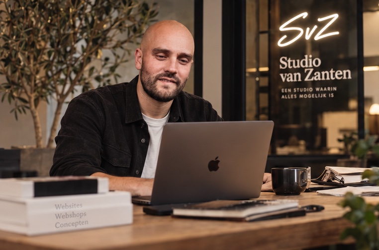 Reno van Zanten aan het werk in de studio